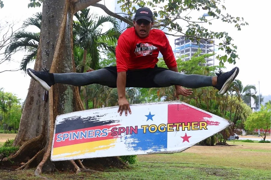 El panameño Emanuel Ábrego, de girar carteles en la calle a la élite del 'sign spinning'