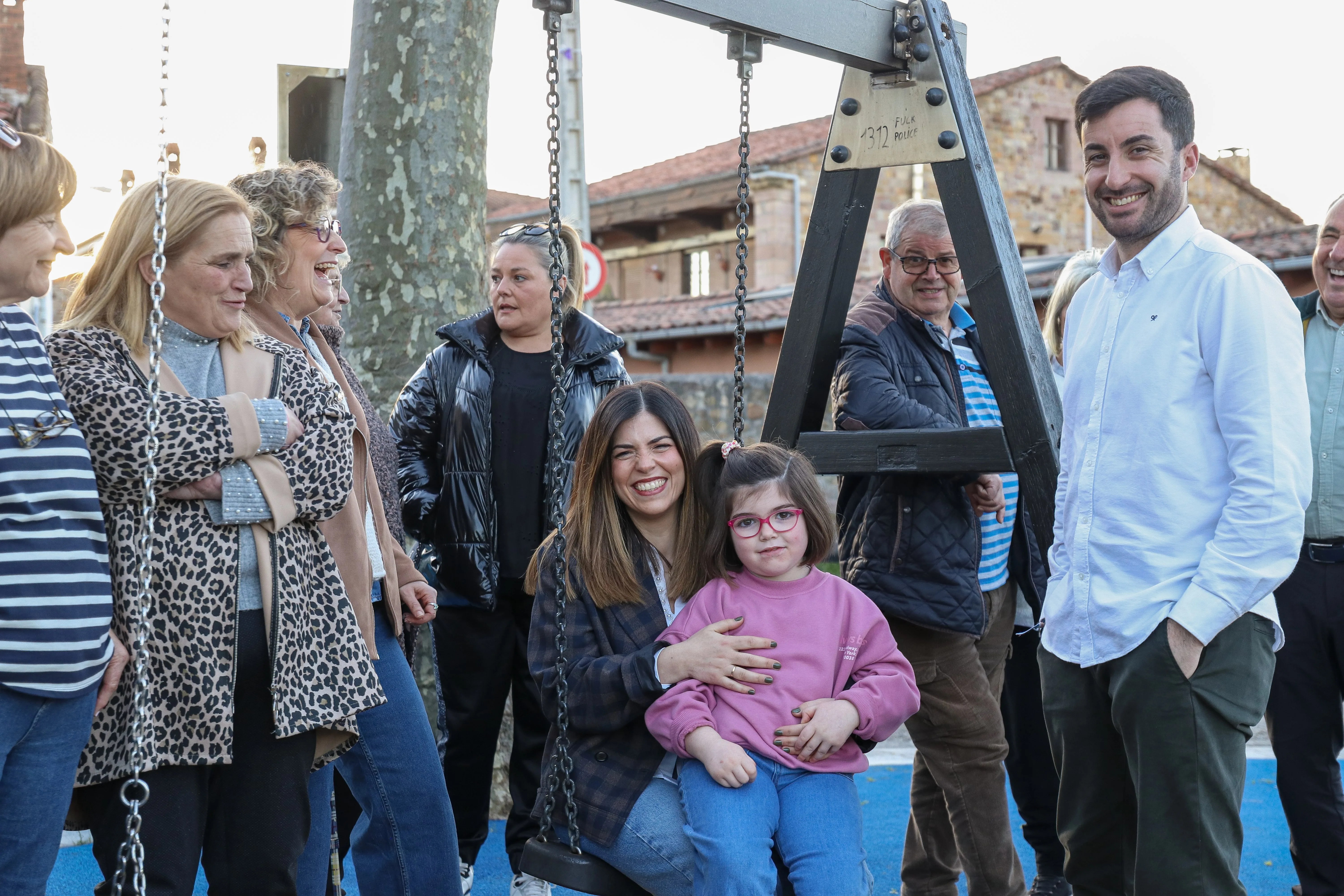 El calor de la solidaridad hacia Adriana, una niña de siete años que padece una enfermedad rara. EFE/ Javier G. Paradelo