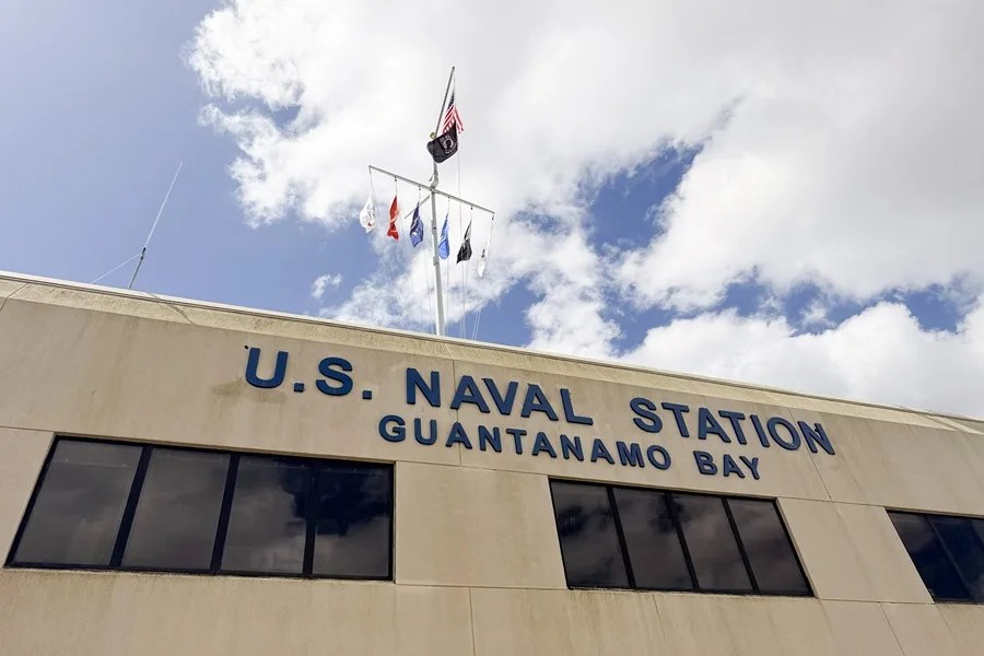 La base de EE.UU. en Guantánamo, un punto de luz en una isla a oscuras y en crisis