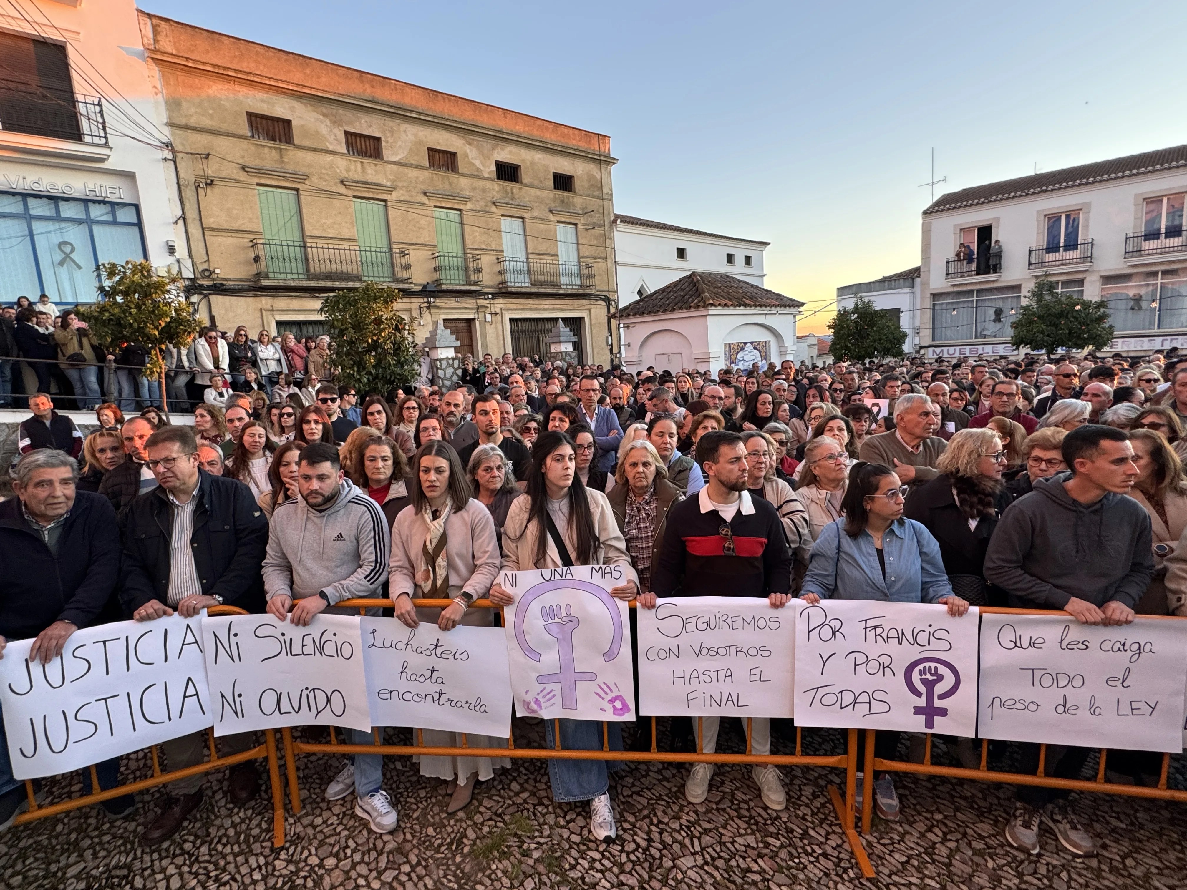 Concentración este domingo de los vecinos de Hornachos en memoria de Francisca Cadenas. EFE/Ana Picón
