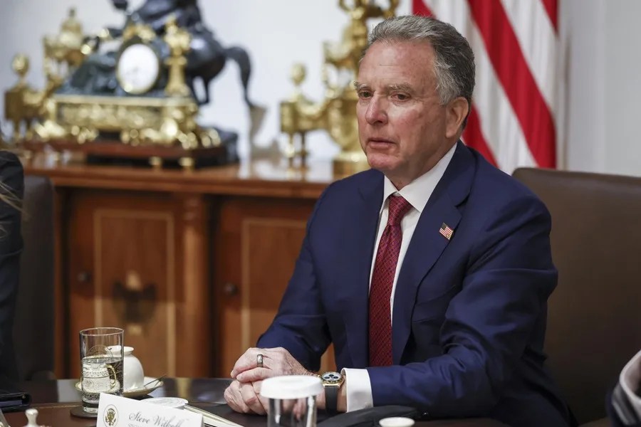 El enviado de EE.UU. dice que habrá reuniones con Irán esta semana y que los barcos pasarán por Ormuz