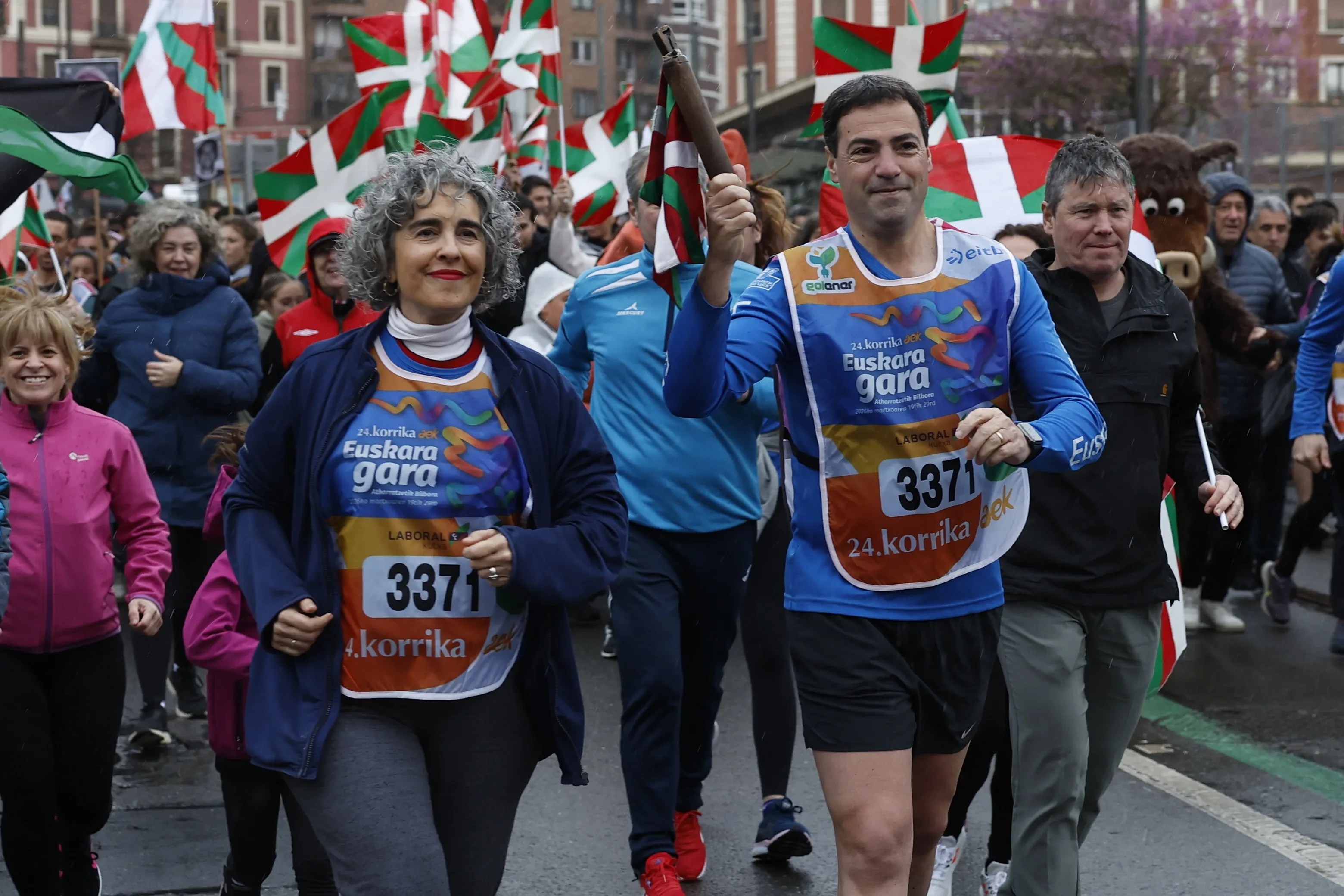 BILBAO, 29/03/2026.- El lehendakari Imanol Pradales (d), acompañado de la vicelehendakari Ibone Bengoetxea (i), entre otras autoridades, ha recogido este domingo el testigo de la Korrika 2026, que los últimos kilómetros en Bilbao y que ha estado marcada por la polémica, tras la exhibición de imágenes de presos de ETA o el "veto" de la organizadora AEK al sindicato CCOO. EFE/ Miguel Toña