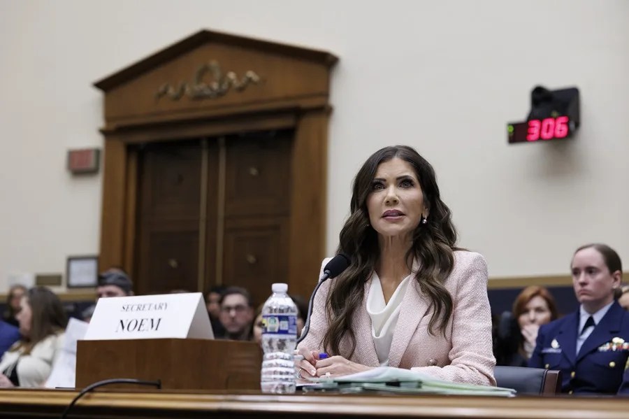 Trump sustituye a la secretaria de Seguridad Nacional, Kristi Noem, en pleno cierre del departamento