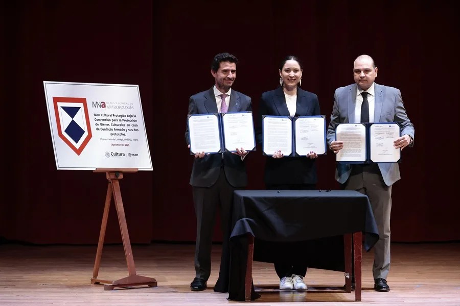 El representante de la UNESCO en México, Andrés Morales (i), la secretaria de Cultura de México, Claudia Curiel (c), y el director general del Instituto Nacional de Antropología e Historia (INAH), Joel Omar Vázquez, posan durante la firma de convenio entre la UNESCO y el INAH este martes, en Ciudad de México (México). EFE/José Méndez