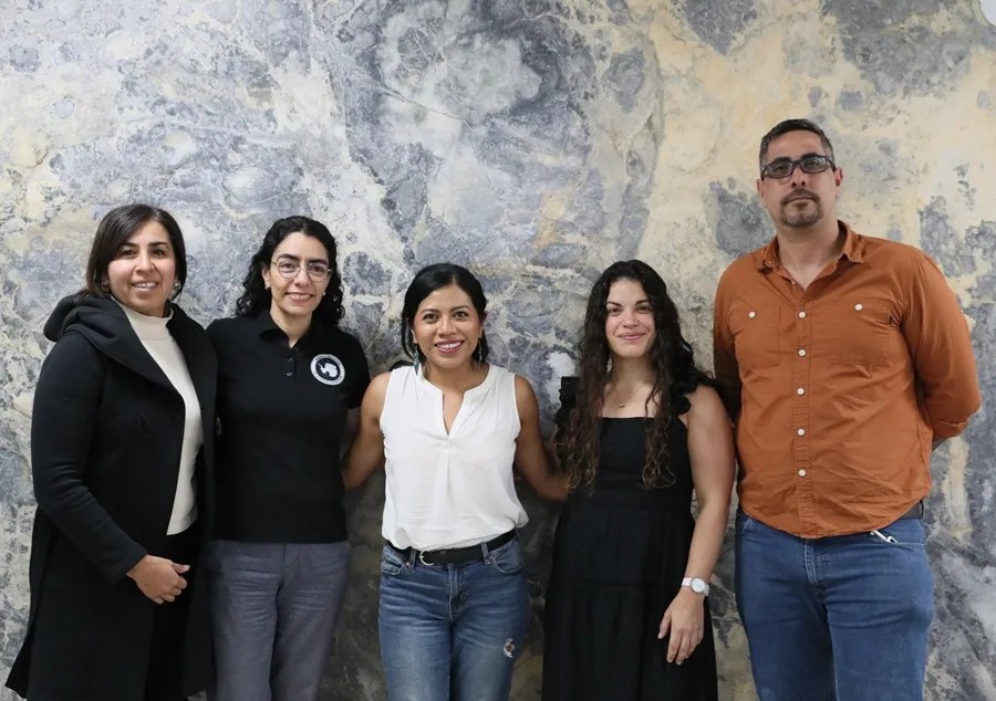 De izquierda a derecha, la coordinadora Patricia Valdespino; la doctora Elsa Arellano; la investigadora Laura Almaraz; la científica Daisy Valera; y el investigador Rafael López, posan durante una entrevista con EFE este jueves en Ciudad de México (México). EFE/Mario Guzmán