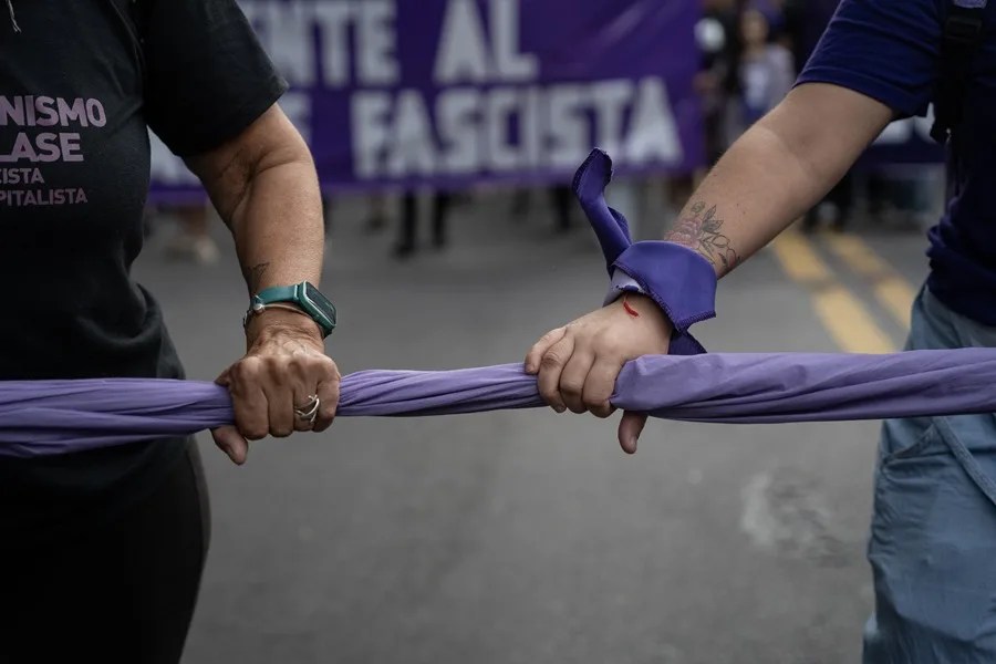 Mujeres participan en una marcha en el marco del Día Internacional de la Mujer