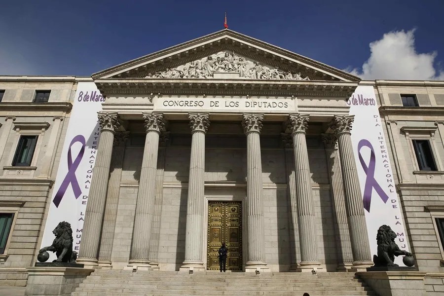 Día Internacional de la Mujer con dos grandes pancartas con el lazo morado en el Congreso.