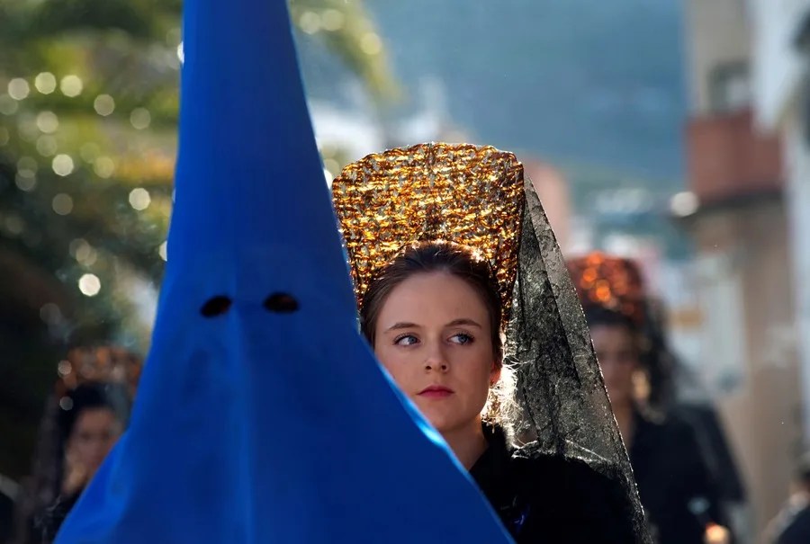 Una mujer con mantilla durante la procesión de la Ilustre y Franciscana Cofradía del Santísimo Cristo de las Misericordias y Nuestra Señora de las Lágrimas