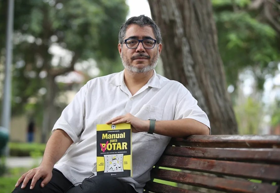 El libro 'Manual para votar' expone el "colapso democrático" en las complejas elecciones de Perú