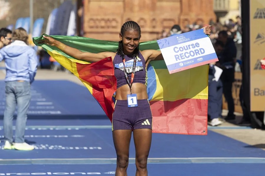 La etíope Fotyen Tesfay, destrozó este domingo el récord femenino del Zurich Maratón de Barcelona con un tiempo oficial de 2 horas, 10 minutos y 53 segundos.