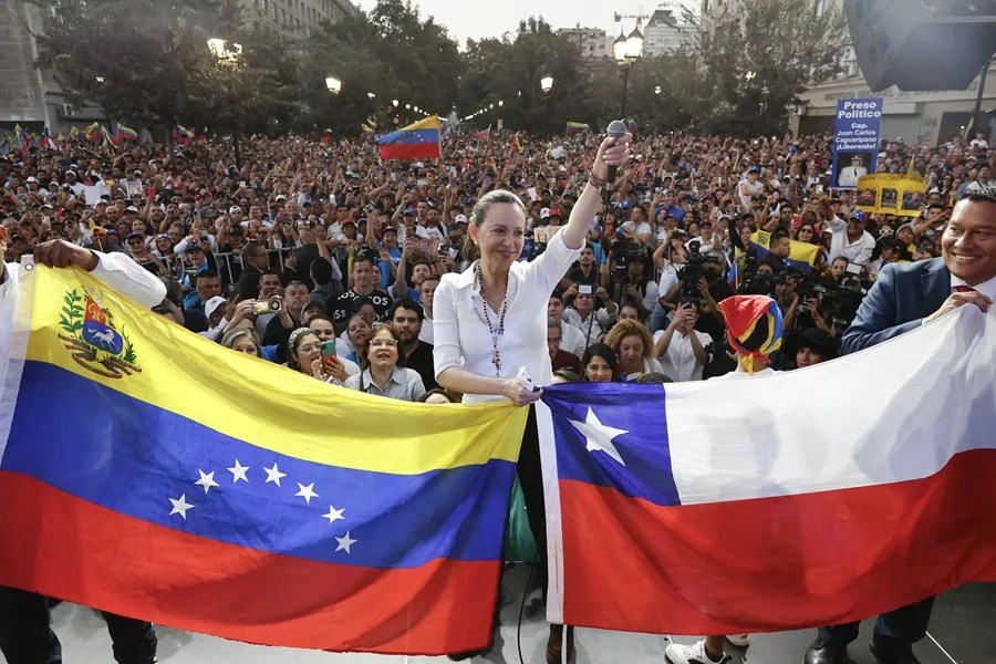 Miles de personas en Chile aclaman a María Corina Machado en su mayor concentración fuera de Venezuela