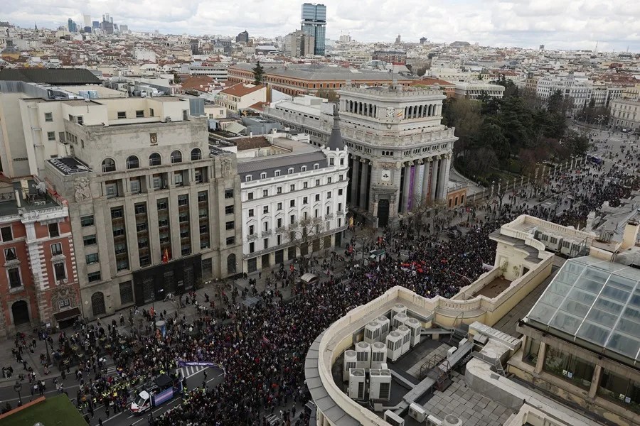 Vista desde el Círculo de Bellas Artes de la manifestación convocada por la Comisión 8M con motivo del Día de la Mujer.
