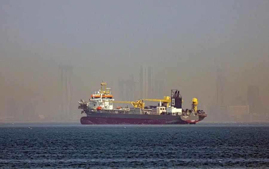 Un buque fondeando frente a la costa de Dubái, Emiratos Árabes Unidos, en una imagen de archivo.