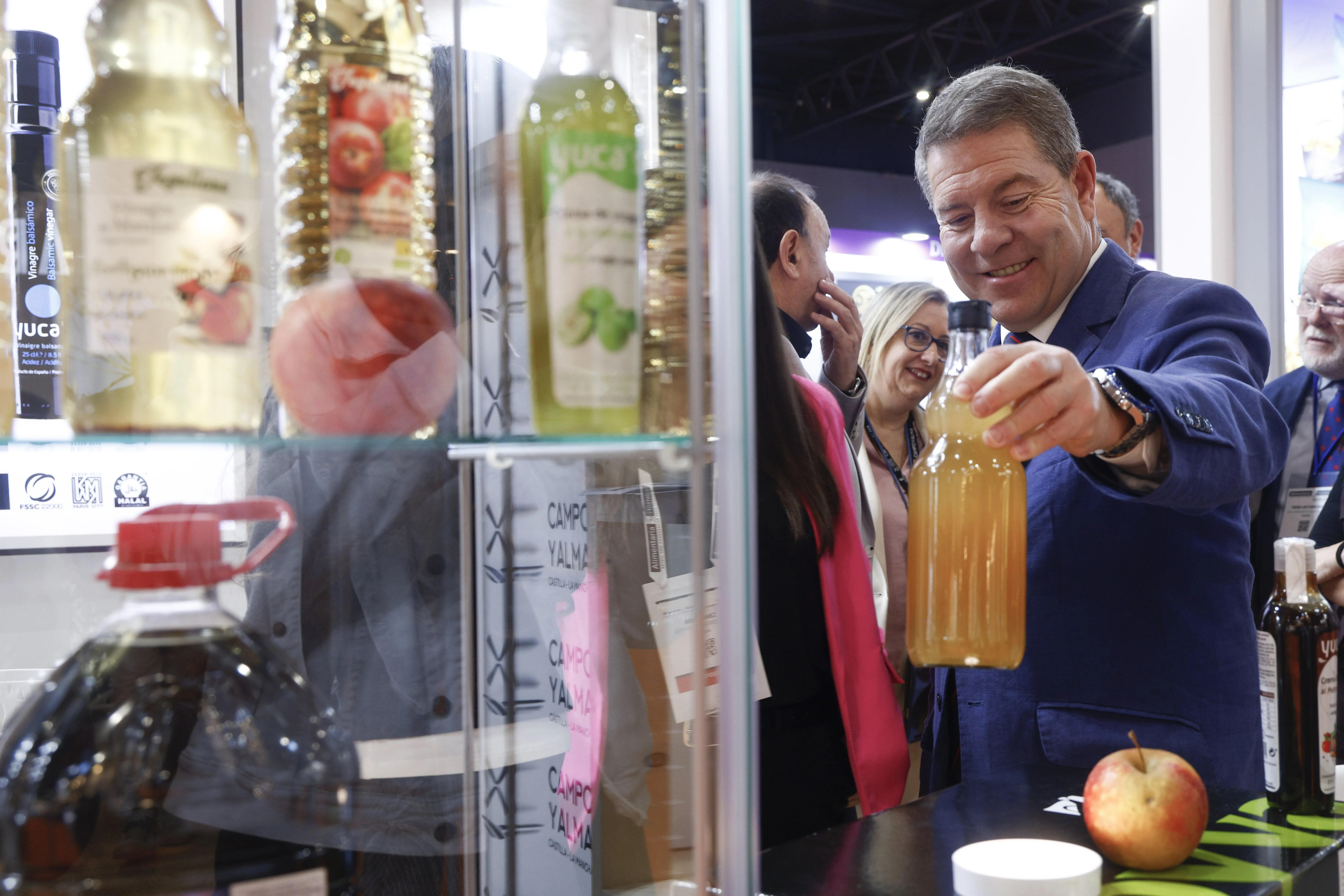 El presidente de Castilla-La Mancha, Emiliano García-Page, durante su visita a Alimentaria 2026 en Barcelona.
