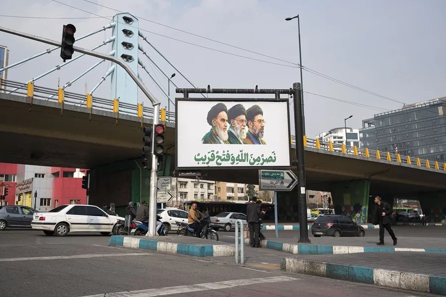 Cartel con las imágenes del nuevo líder supremo de Irán, Mojtaba Jamenei (d), junto a su padre, Ali Jameneí (c), y el primer ayatolá, Ruhollah Jomeini (i), en una calles de Teherán.