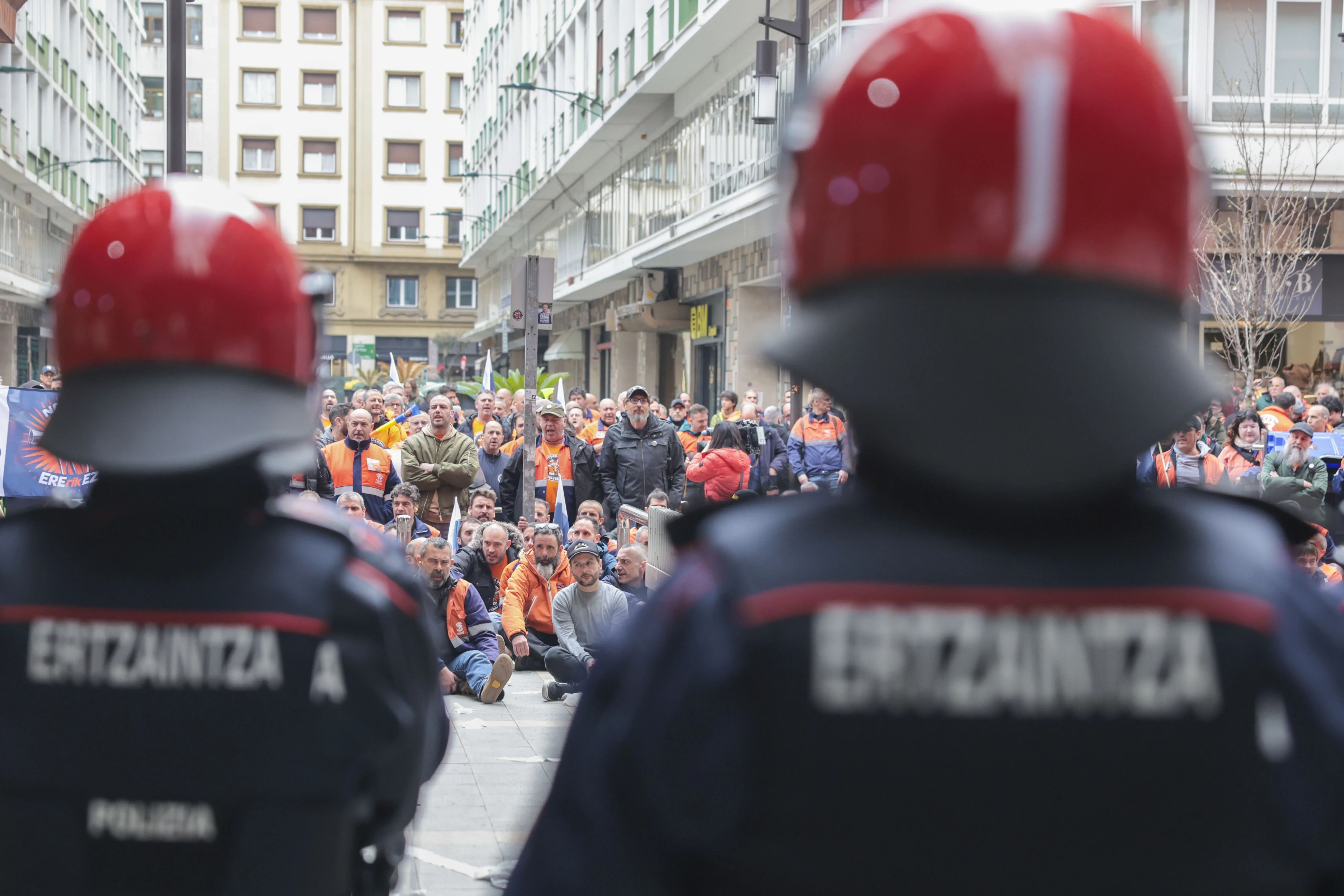 GRAFCAV828. BILBAO, 10/03/2026.-Trabajadores de Tubos Reunidos durante la protesta este martes en las oficinas de la compañía en Bilbao. La dirección de Tubos Reunidos y el comité de empresa han acordado prorrogar hasta el viernes la negociación del Expediente de Regulación de Empleo (ERE) que, en principio, concluía este lunes, cuando se decidirá sobre la última propuesta mejorada presentada por la empresa.EFE/Luis Tejido