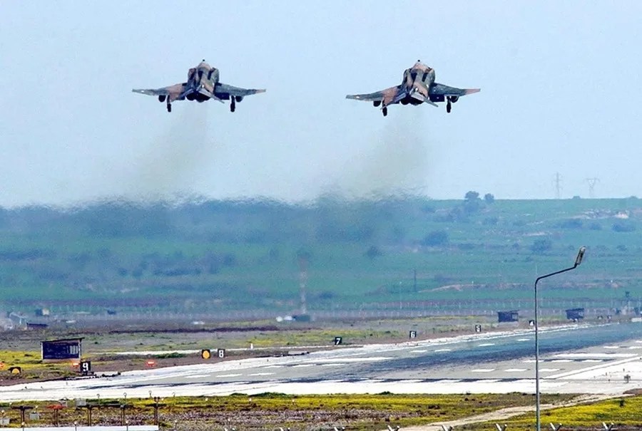 Dos aviones de combate turcos despegan de la base aérea Incirlink, cerca de la ciudad de Adana, en el sur de Turquía, en una imagen de archivo.