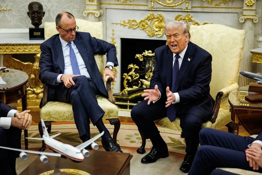 El presidente de Estados Unidos, Donald Trump (d), durante una reunión con el canciller alemán, Friedrich Merz (i), en una imagen de archivo.