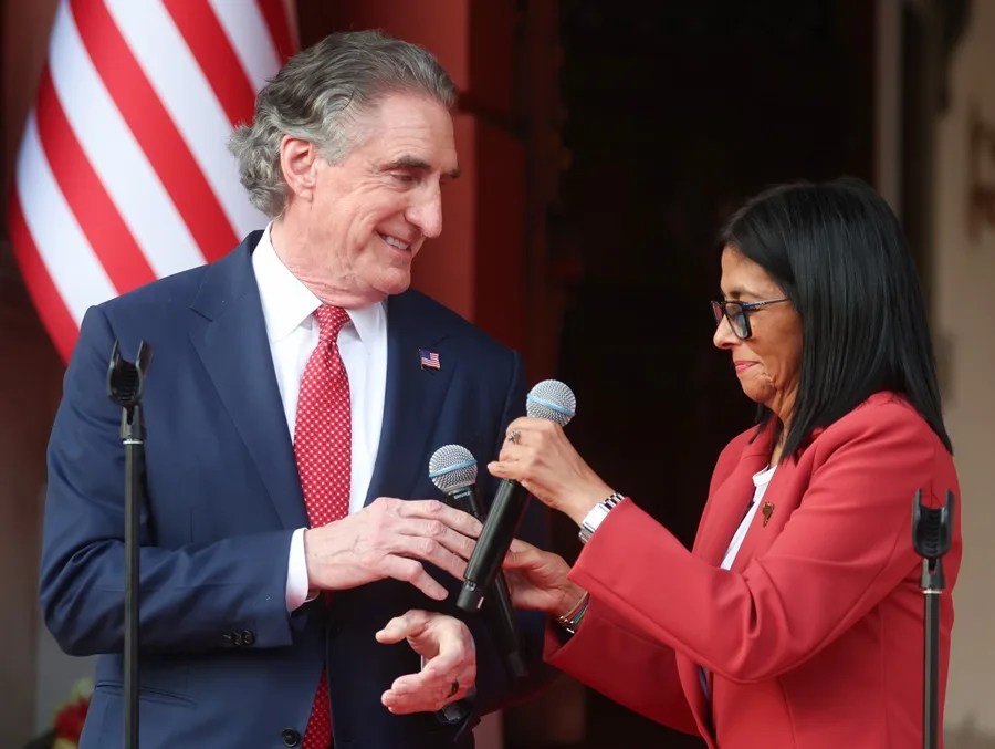 Delcy Rodríguez recibe al secretario de Interior de EE.UU. para hablar sobre sector minero