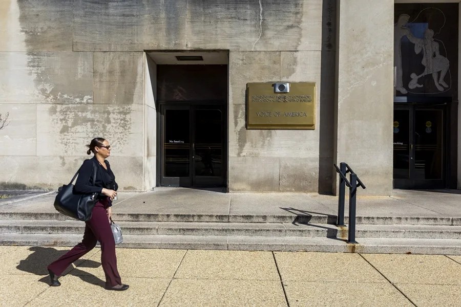 Un juez de Estados Unidos ordena reincorporar a más de mil empleados de la Voz de América