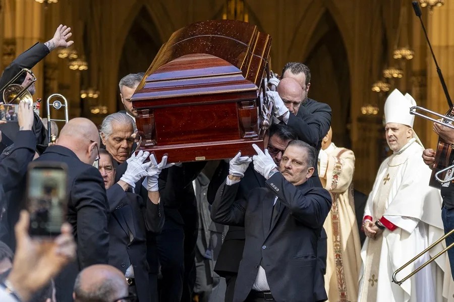 Centenares de personas despiden en Nueva York a Willie Colón entre aplausos y salsa