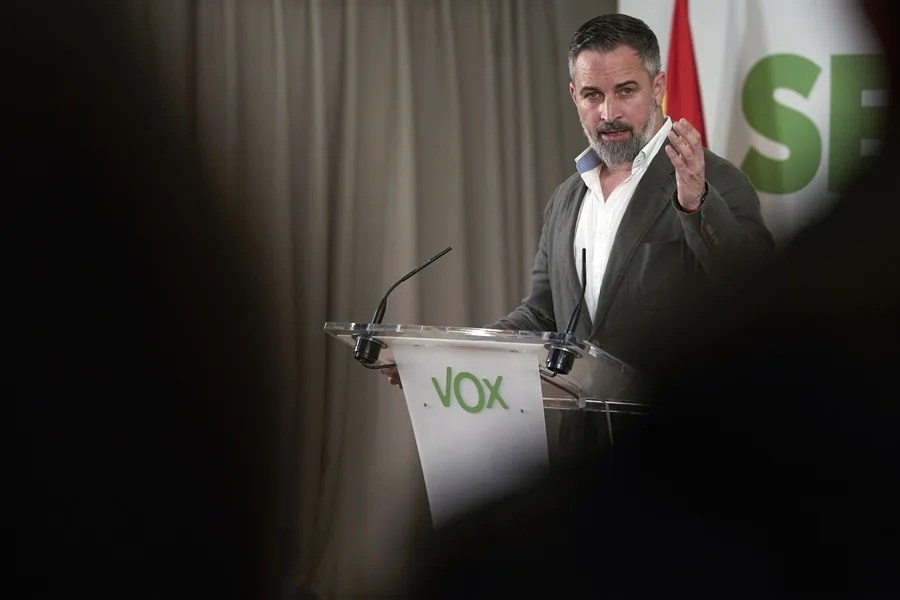 El presidente de Vox, Santiago Abascal, interviene en un acto de la formación este lunes en el Parador de Gredos.