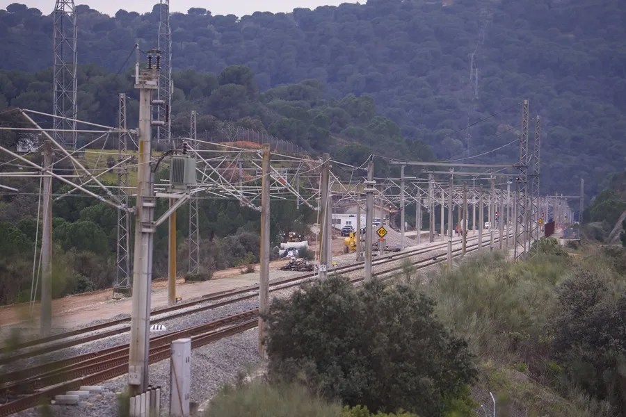 Trabajos en las vías del tren en el lugar del accidente de trenes de Adamuz