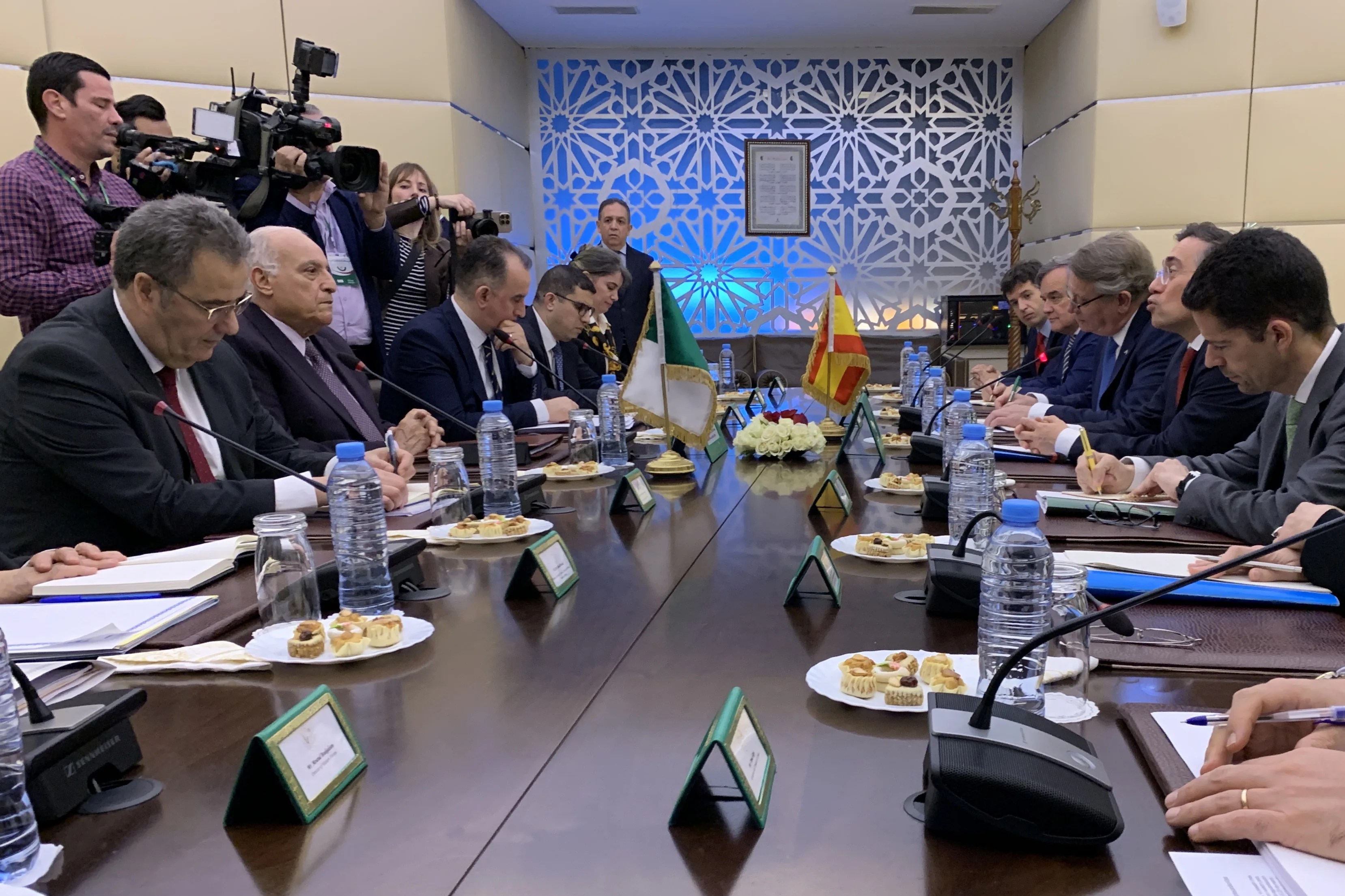 El ministro español de Asuntos Exteriores, José Manuel Albares (2d), mantiene un encuentro con su homólogo argelino, Ahmed Ataf, este jueves en el marco de su visita a Argelia.