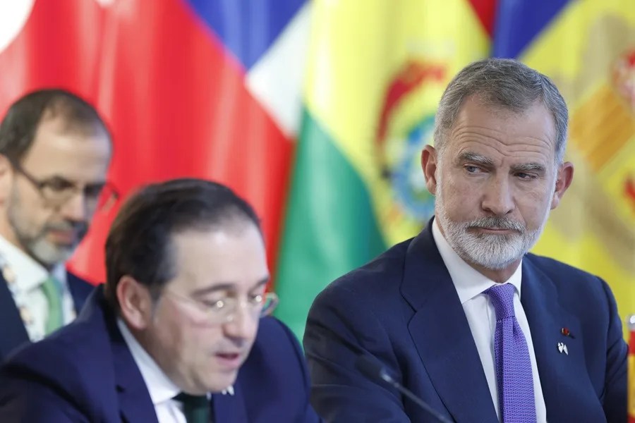 El rey Felipe VI escucha al ministro de Relaciones Exteriores de España, José Manuel Albares