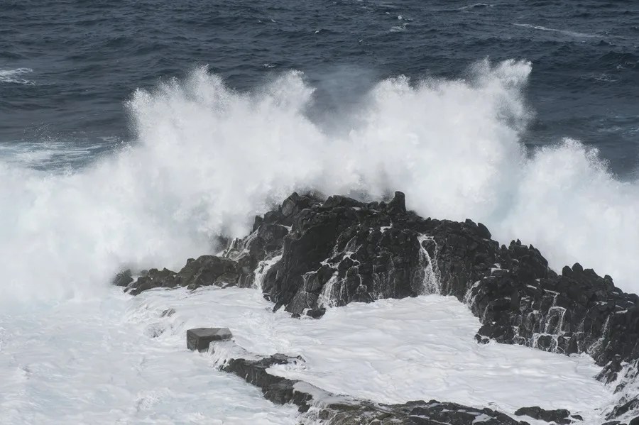El fuerte oleaje golpea este viernes la localidad de La Barranquera en Tenerife