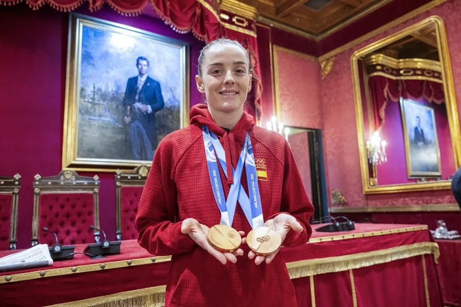 La esquiadora Ana Alonso, rdurante la recepción ofrecida por la alcaldesa de Granada, Marifrán Carazo, en el Ayuntamiento de Granada,