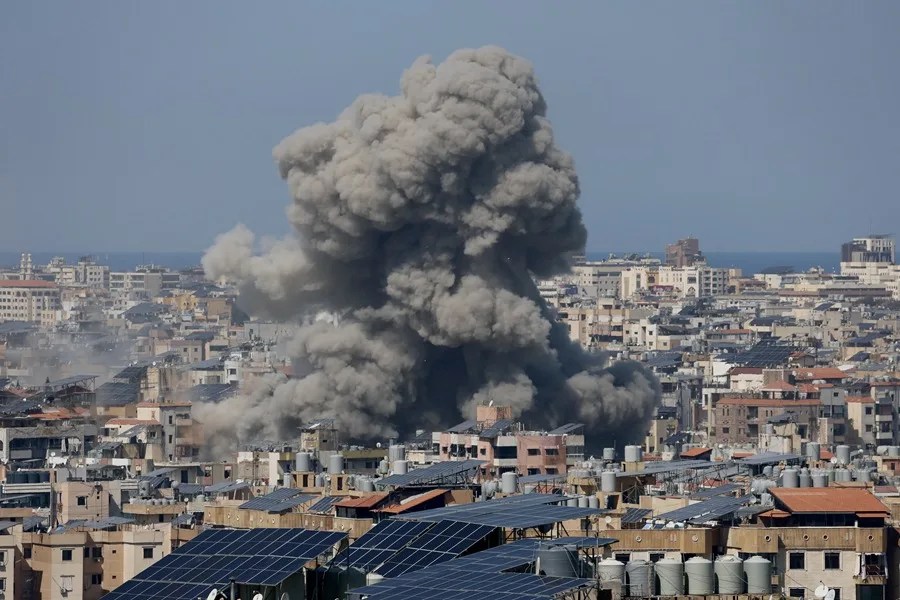 Columnas de humo se alzan tras un ataque aéreo israelí sobre Dahieh, en los suburbios del sur de Beirut, Líbano.