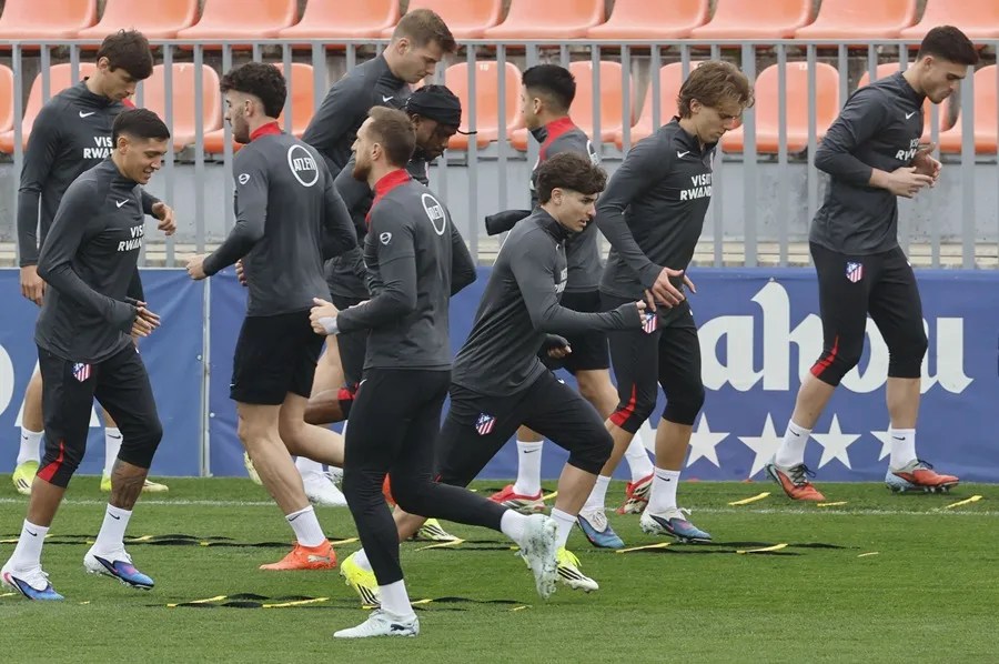 Los jugadores del Atlético de Madrid, durante el entrenamiento del equipo este lunes
