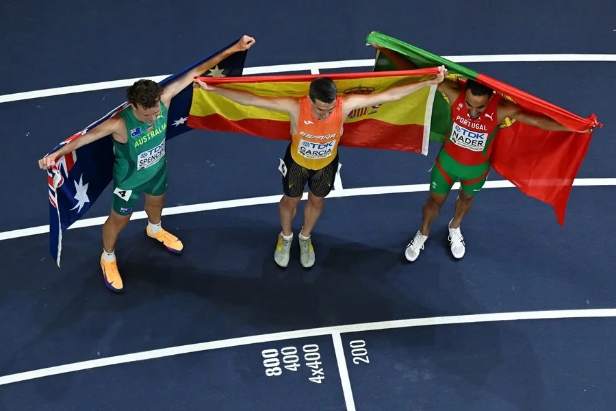 Adam Spencer, Mariano García, e Isaac Nader (i-d)