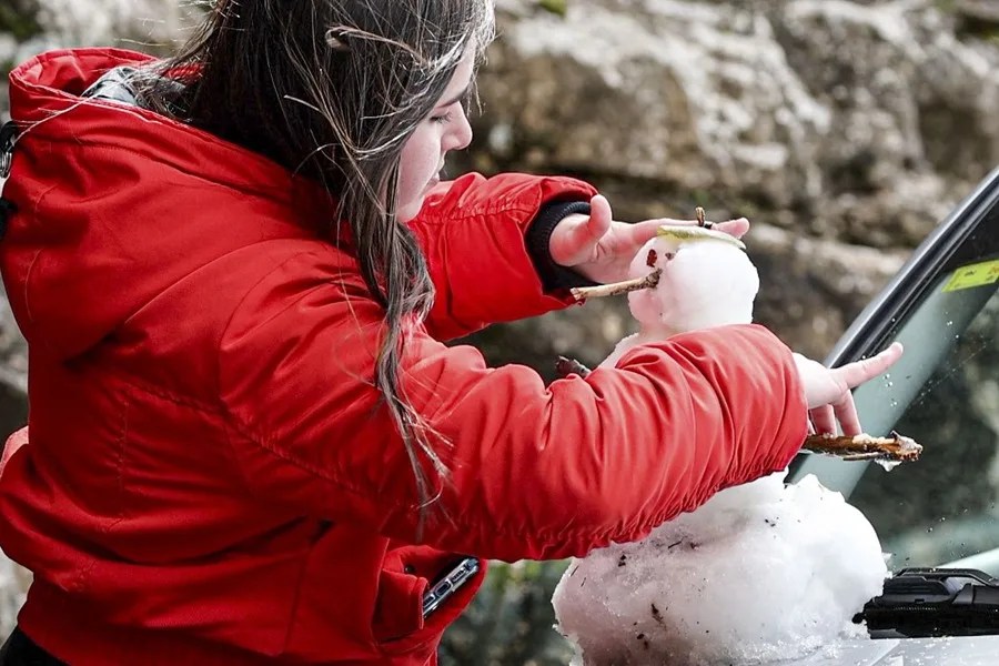 Una persona hace un muñeco de nieve en la Serra de Tramuntana
