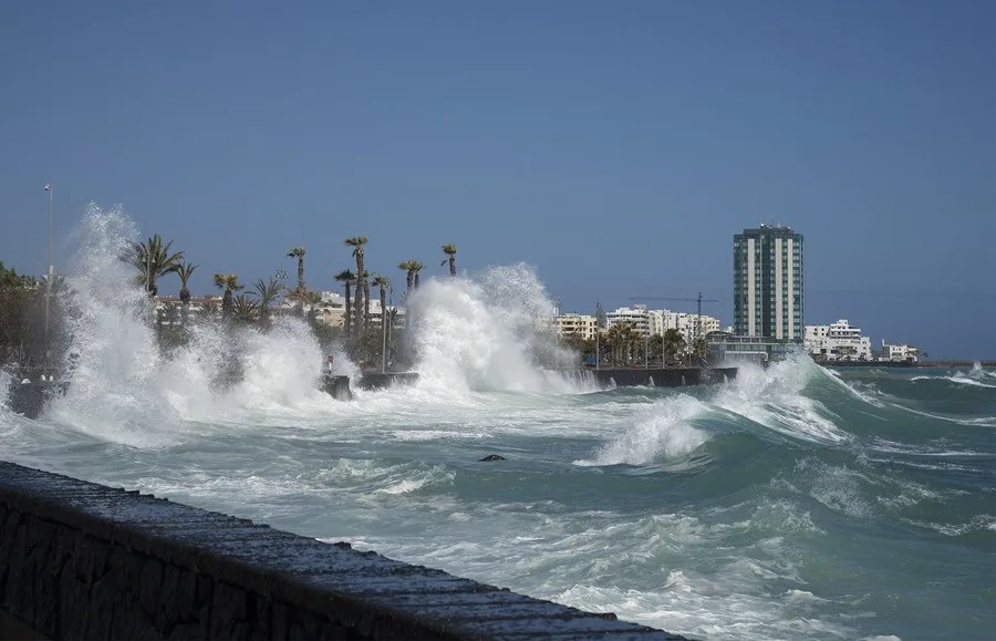 Fuerte oleaje provocado por la borrasca Therese en el litoral de Arrecife (Lanzarote).