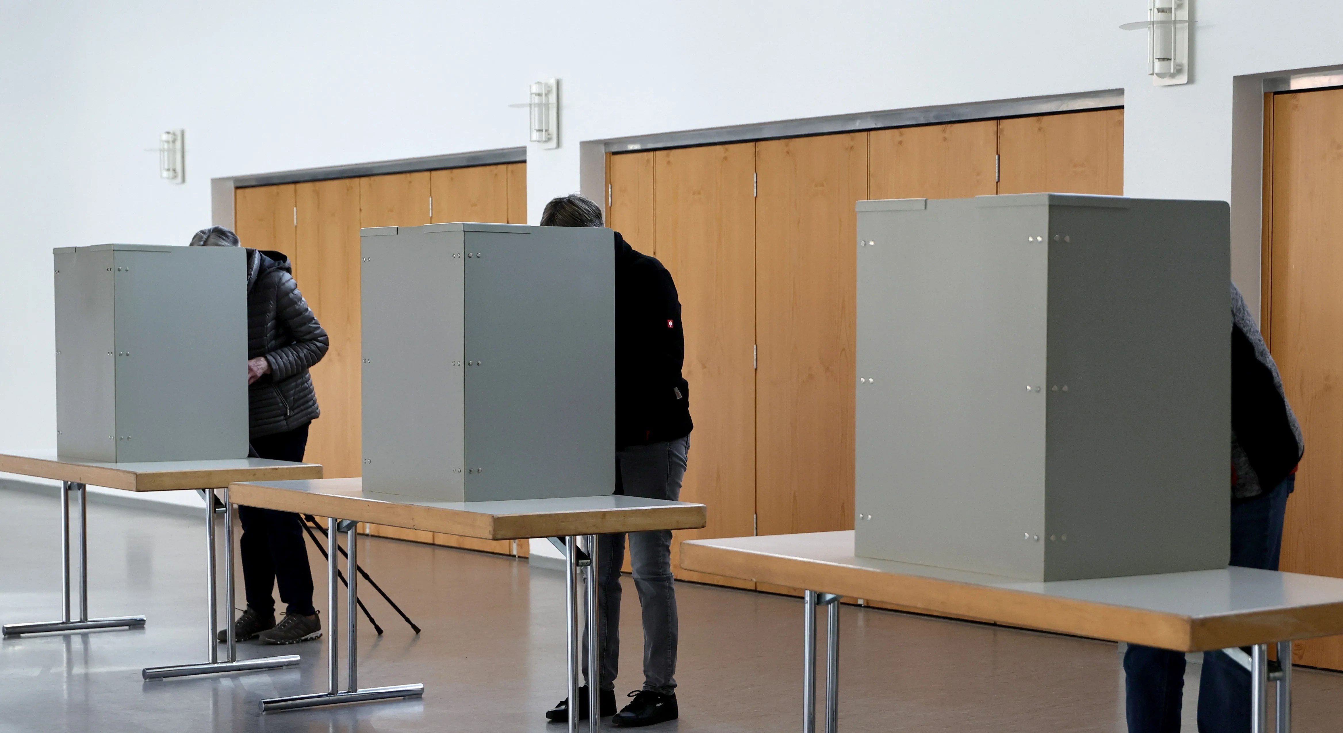 Votantes en un colegio electoral durante las elecciones del estado alemán de Baden-Wurtemberg, en Gutach, Alemania, el 8 de marzo de 2026. Alrededor de 8 millones de personas podrán votar en las elecciones estatales de Baden-Wurtemberg del 8 de marzo de 2026