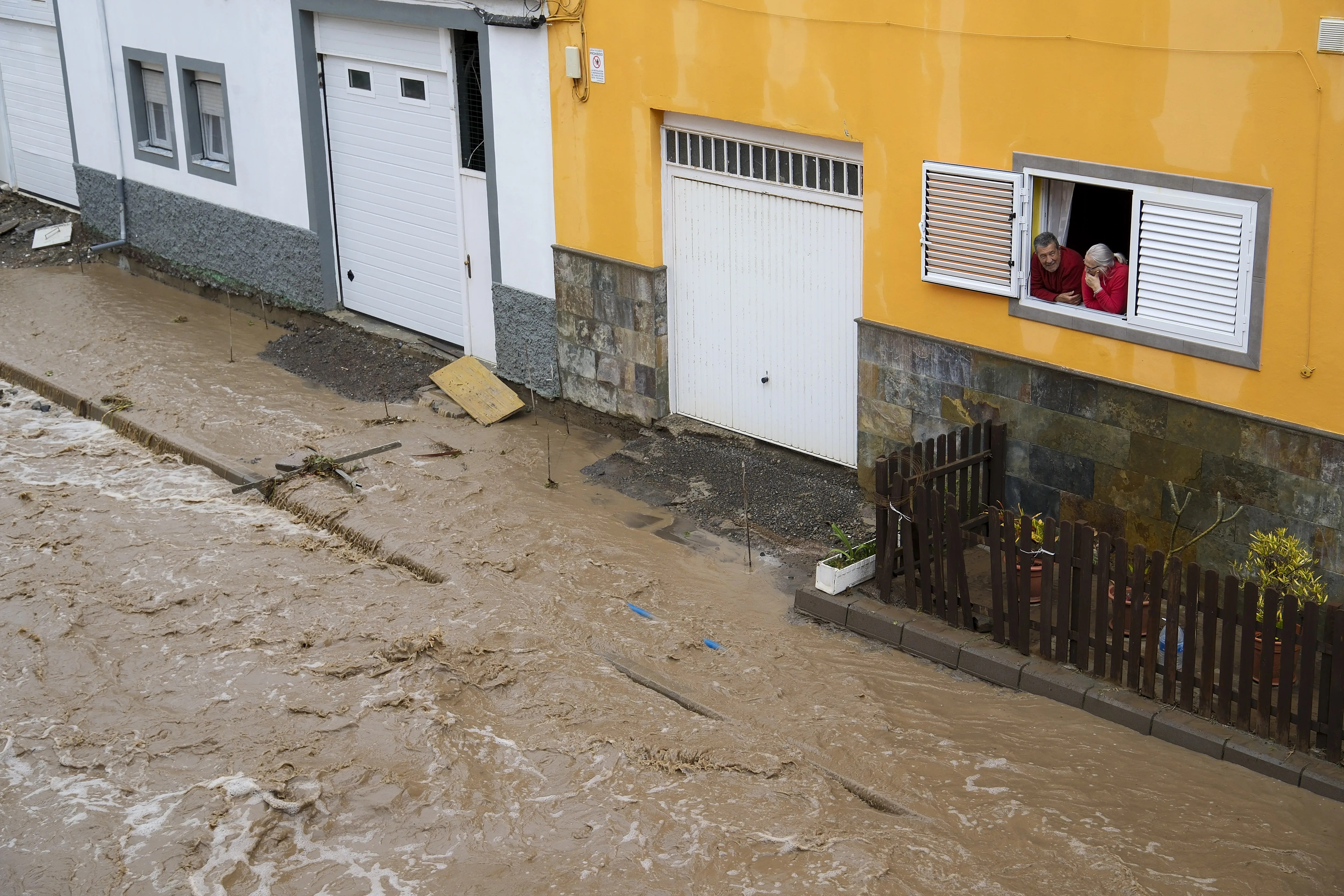 El agua corre por una calle de la localidad de Bañaderos, en el norte de Gran Canaria. EFE/Ángel Medina G.