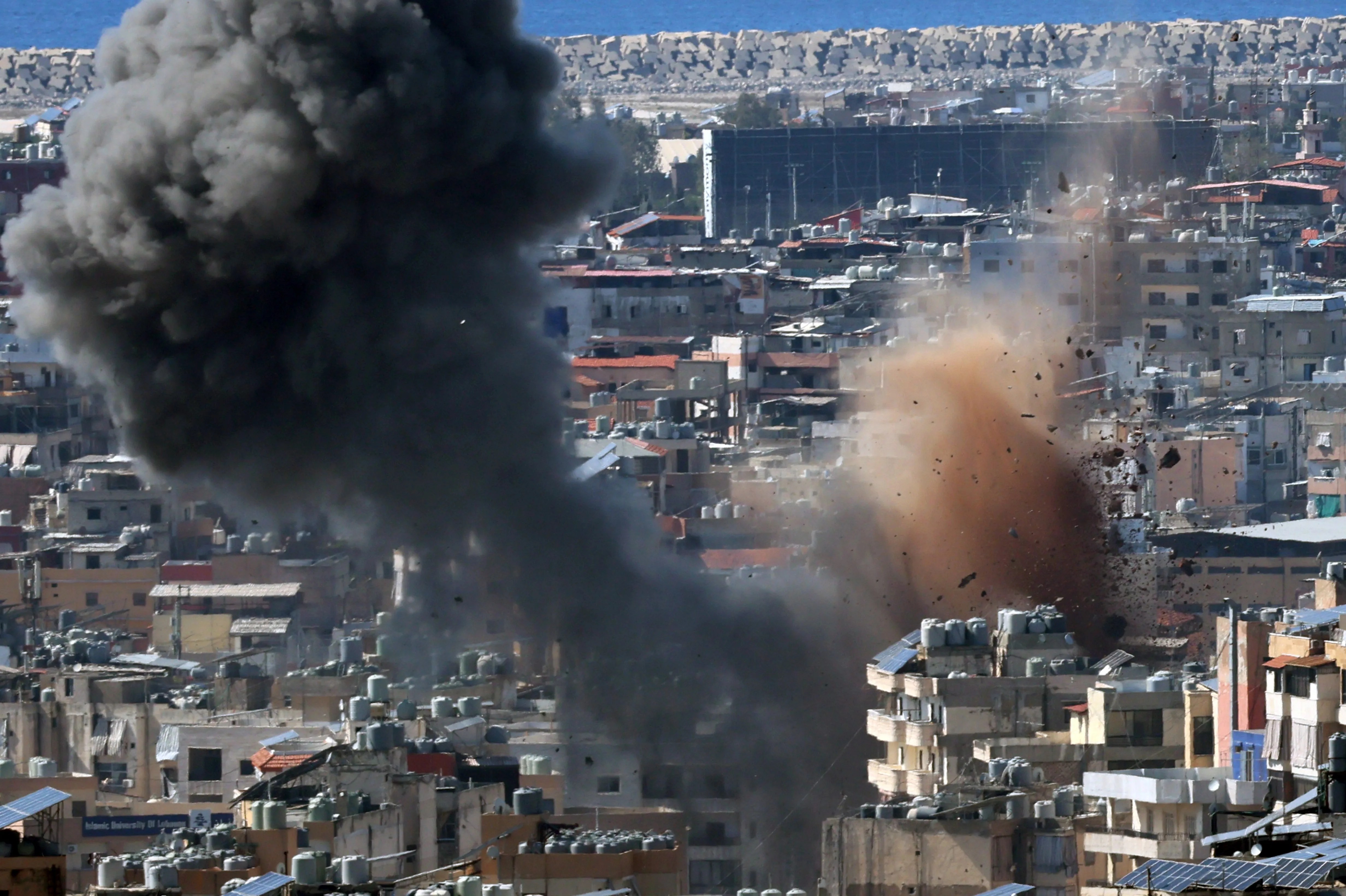 Un ataque aéreo israelí tiene como objetivo el barrio de Dahiyeh, en el sur de Beirut, Líbano, el 9 de marzo de 2026.