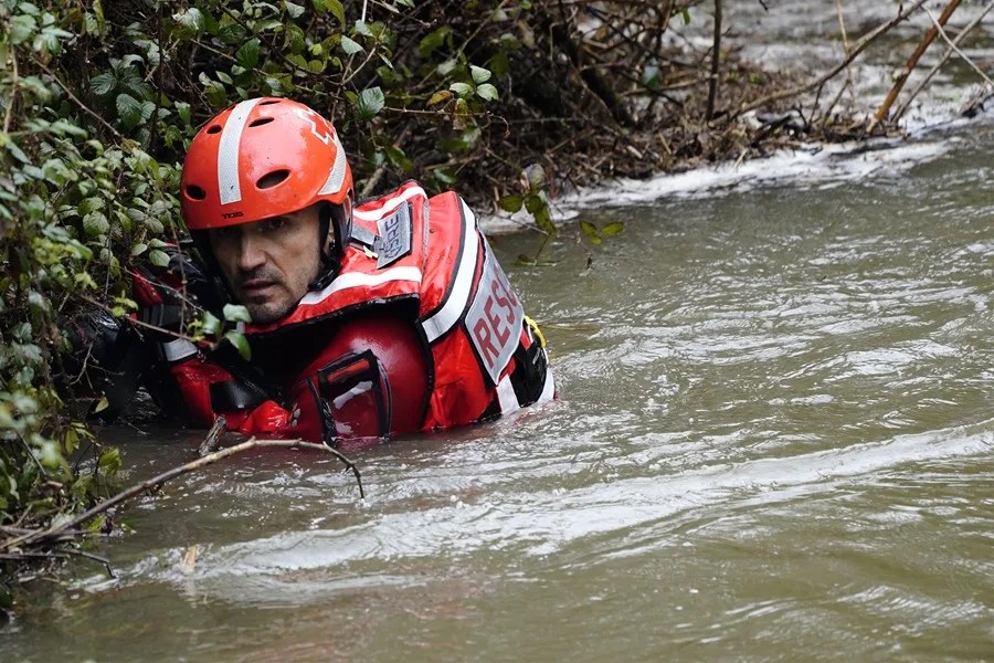 Dispositivo de búsqueda para tratar de localizar a la mujer de 56 años que ayer se cayó al río Silvestre.