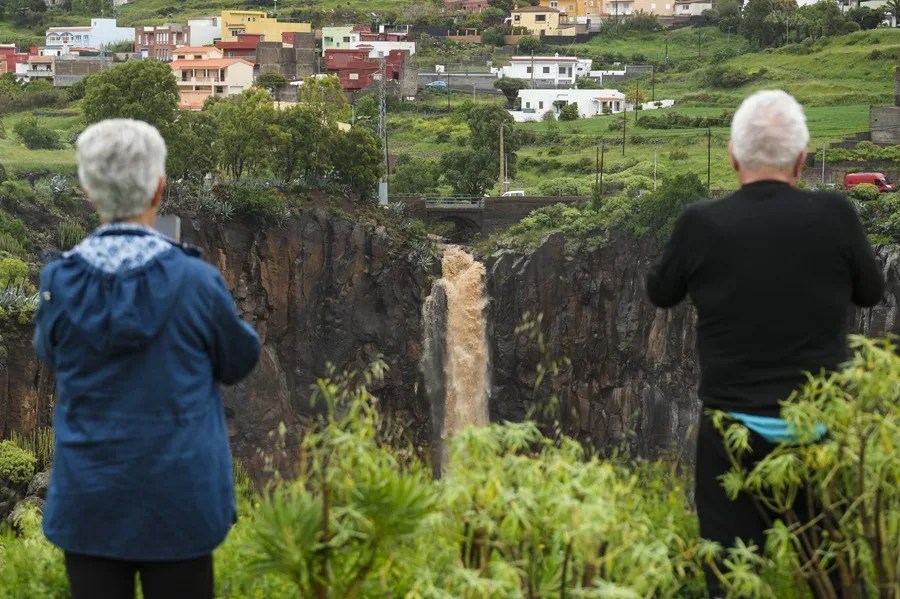 El agua corre con fuerza en un barranco en el municipio tinerfeño de La Laguna.
