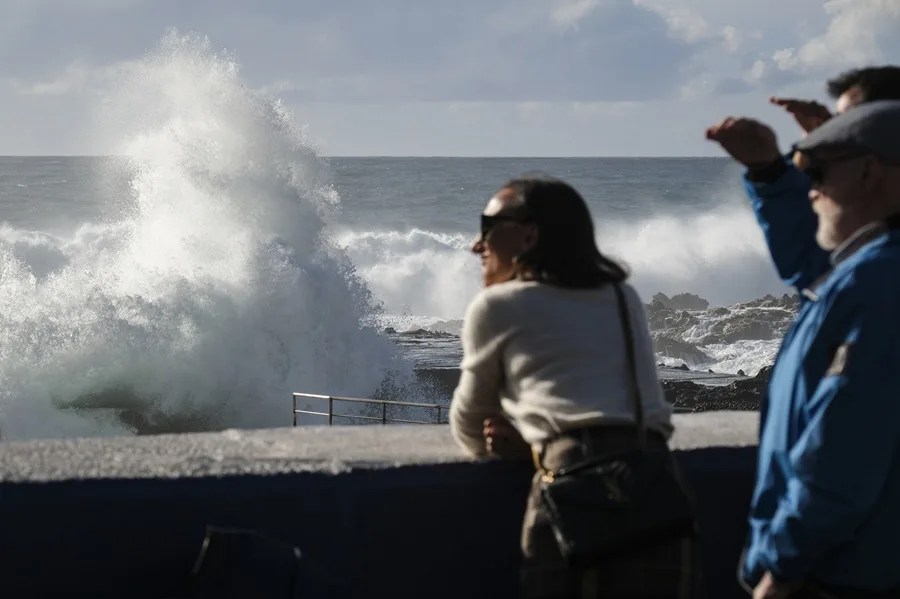 Fuerte oleaje golpea la localidad de Mesa del Mar, situada en el municipio tinerfeño de Tenerife.