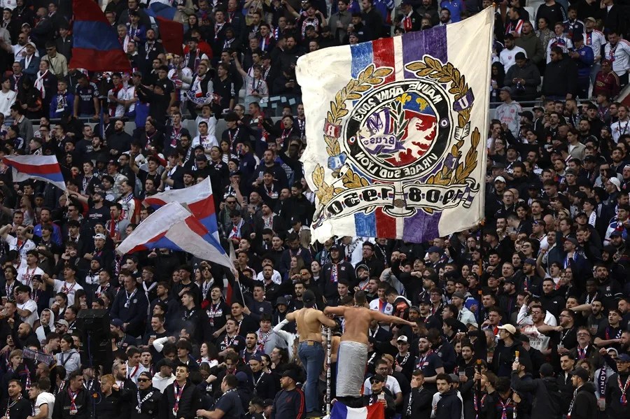 Hinchas del Olympique de Lyon durante el partido