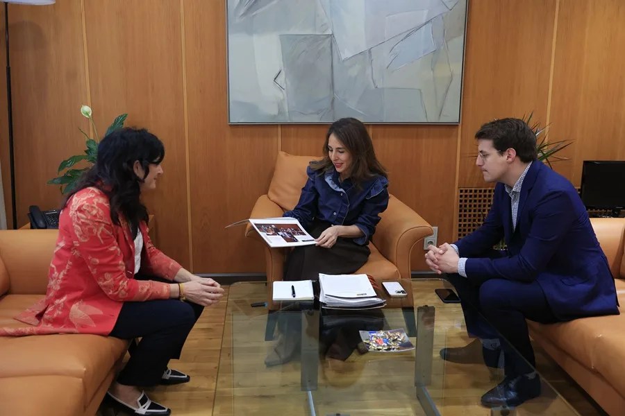 La presidenta de las Cortes de Aragón, María Navarro, recibe al portavoz de Chunta Aragonesista, Jorge Pueyo, dentro de la ronda de contactos.