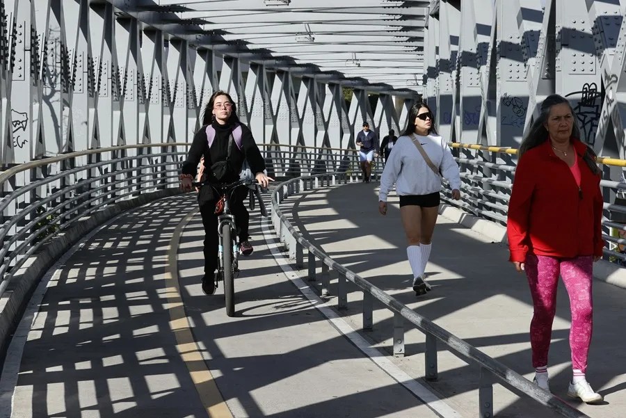 Imagen de archivo de un puente solo para peatones