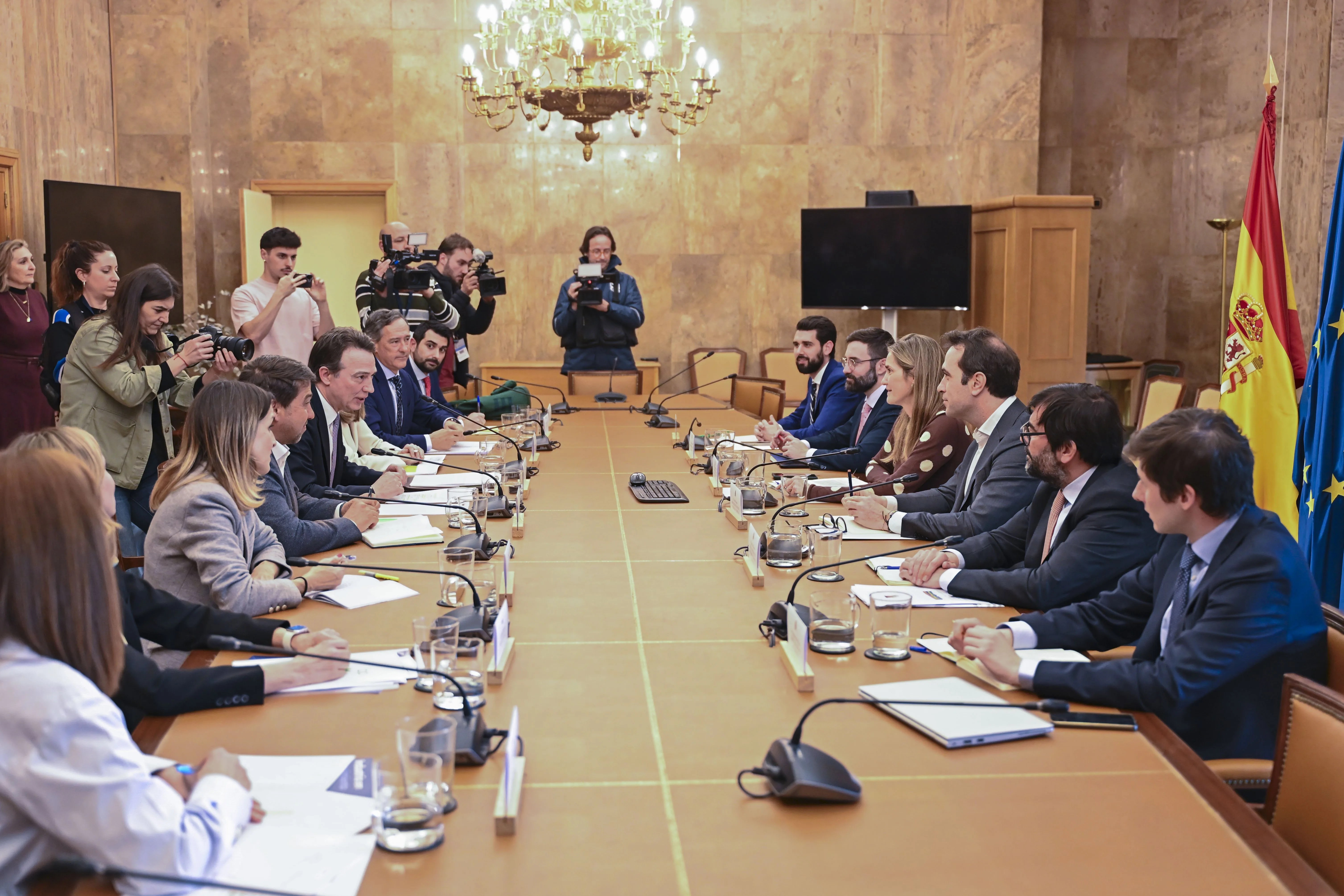 El ministro de Economía, Carlos Cuerpo (3d), y la vicepresidenta tercera del Gobierno y ministra para la Transición Ecológica y para el Reto Demográfico, Sara Aagesen (4d), durante la reunión con los representantes del sector gasista y petrolero, este miércoles en Madrid.