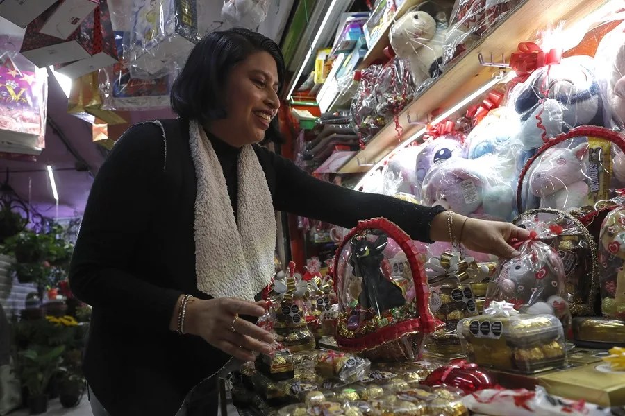 Una mujer camina por un pasillo este martes, en Ciudad de México (México). EFE/ Isaac Esquivel