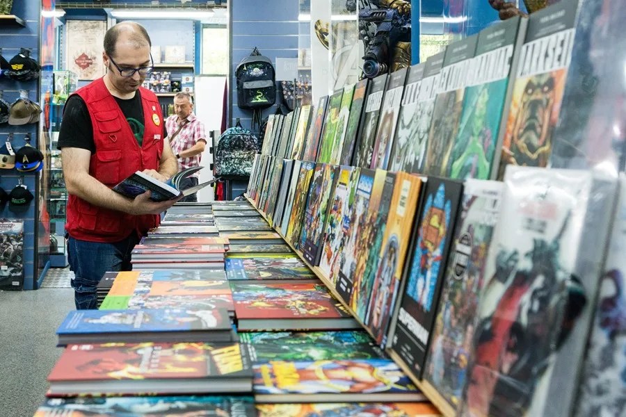 Un trabajador en una librería.