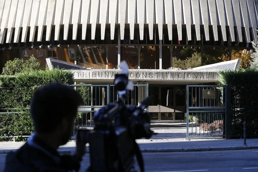 Un cámara toma imágenes de la fachada del Tribunal Constitucional.