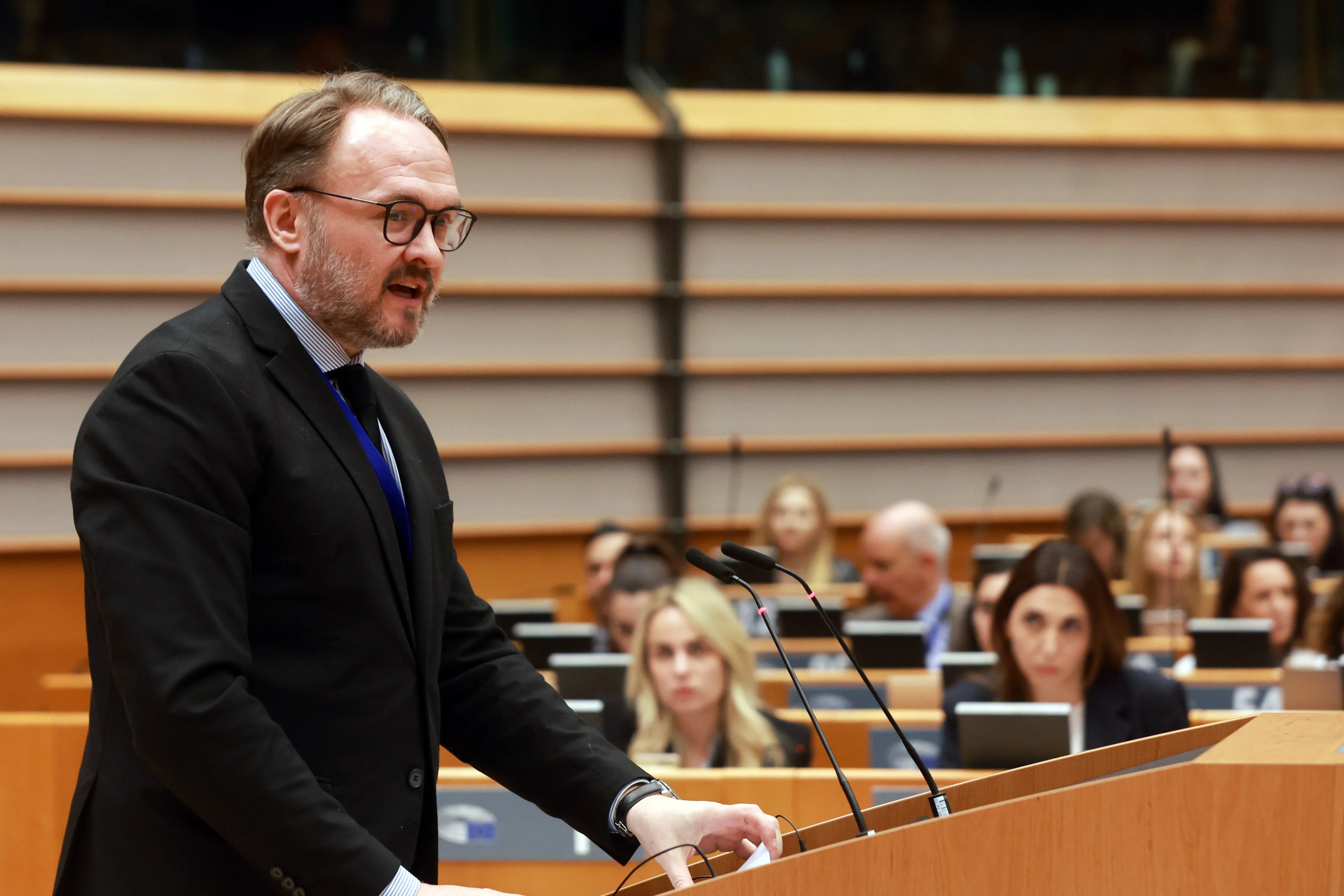 El comisario europeo de Energía y Vivienda, Dan Jorgensen, participa en un debate sobre la seguridad, la independencia y el suministro energético de la UE durante una sesión plenaria en el Parlamento Europeo en Bruselas, Bélgica, el 25 de marzo de 2026. Los eurodiputados debatirán las preocupaciones energéticas derivadas del conflicto en Oriente Medio y los retrasos en el transporte marítimo a través del estrecho de Ormuz, centrándose en reforzar la seguridad energética de la UE.